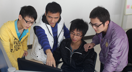 同學(xué)們在討論開發(fā)項目