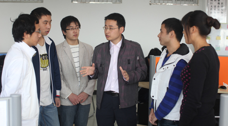 專業(yè)導(dǎo)師在給同學(xué)們講解項目架構(gòu)