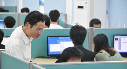 項目導師在實訓室內巡視