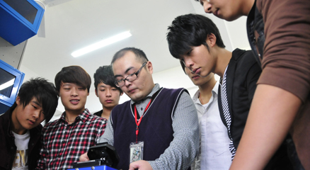 項目導師為學生們講解專業設備的使用方法