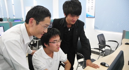 學生和項目導師一起討論問題