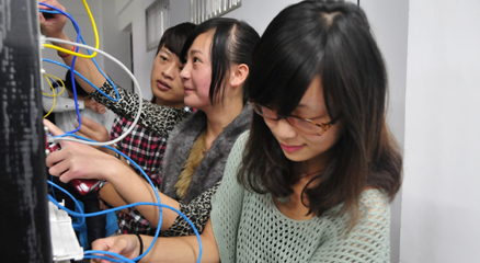 動起手來實訓,女同學也很積極