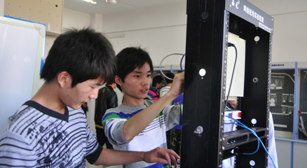 同學們正在綜合布線室內實訓