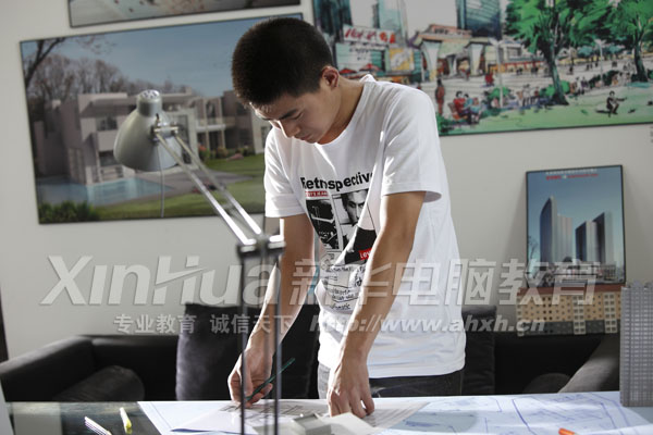 依靠在新華學得的技能,憑借著不懈的努力,許雙貴成為一名正式的建筑設計師,實現(xiàn)人生的轉(zhuǎn)變。圖為許雙貴在工作