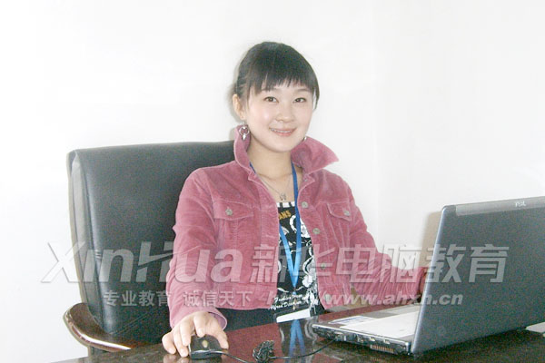 努力,一切皆有可能。通過在新華學習緊缺IT技能,王培成為令人羨慕的廣告精英。圖為自信的王培