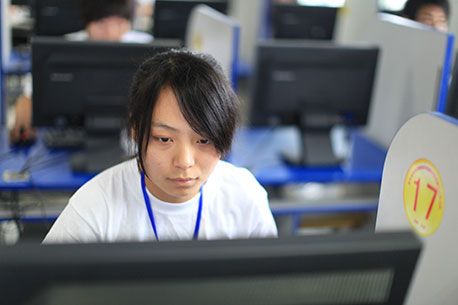 朱笛同學在比賽現(xiàn)場認真投入