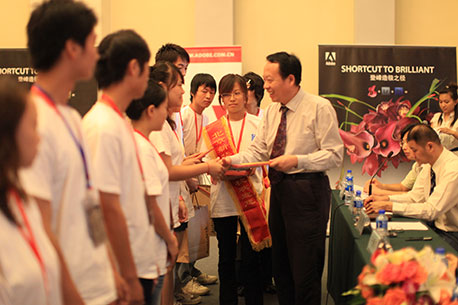 主辦方領(lǐng)導向獲獎選手頒發(fā)證書