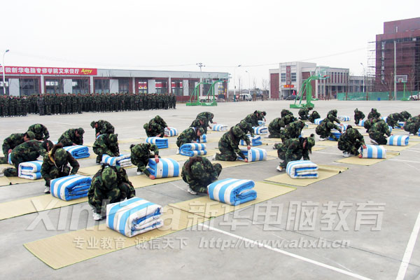 軍訓疊軍被表演 一絲不茍