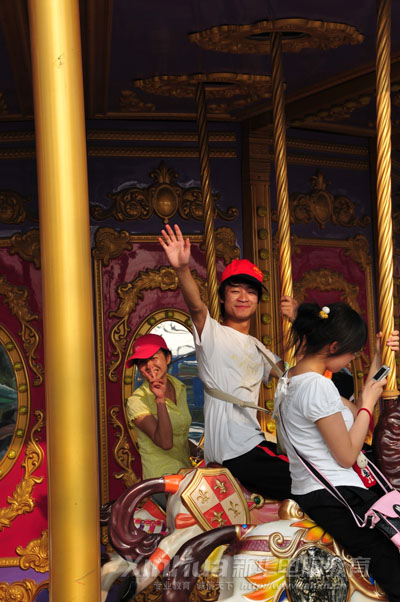 獲獎學生登上旋轉木馬重溫童年時光