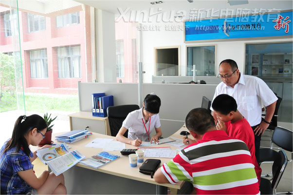 新華老師指導學子填寫入學信