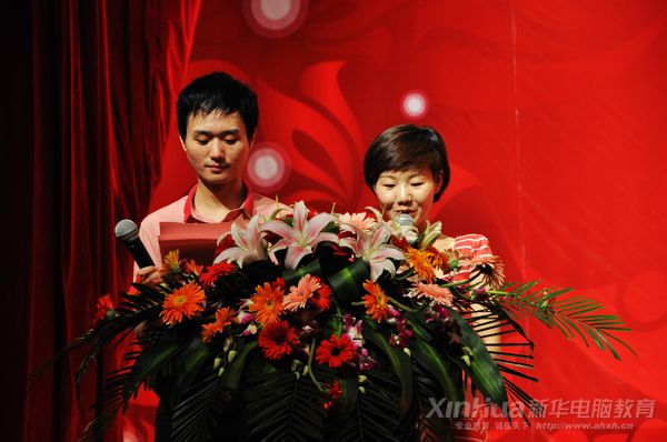 安徽電臺交通頻道的主持人一鳴(左)