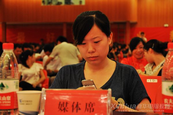 活動開始前,瞧!咱這媒體朋友正在發短信參與此次微博互動