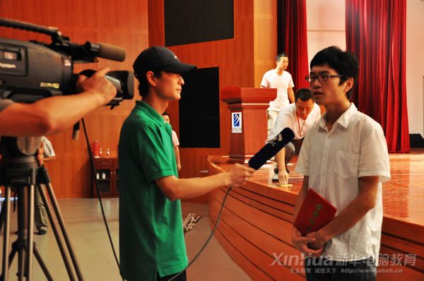 江蘇衛視的記者正在采訪我院獲獎選手