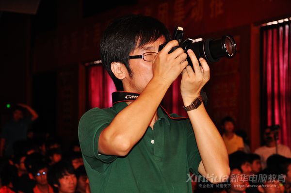 中央電視臺《狀元360》欄目組正在拍攝頒獎典禮現場活動照片