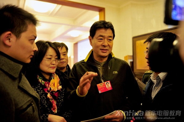 著名表演藝術(shù)家、北京人民藝術(shù)劇院副院長、新華電腦教育形象大使濮存昕參加兩會(huì)時(shí)接受記者采訪