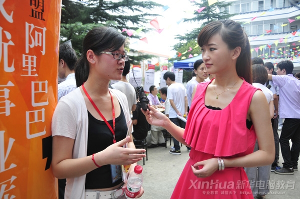 阿里巴巴走進(jìn)安徽新華電腦專修學(xué)院進(jìn)行現(xiàn)場招聘,公司人事經(jīng)理正在接受合肥電視臺記者的采訪