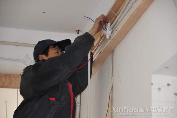 工程施工人員正抓緊時(shí)間搶抓工程進(jìn)度