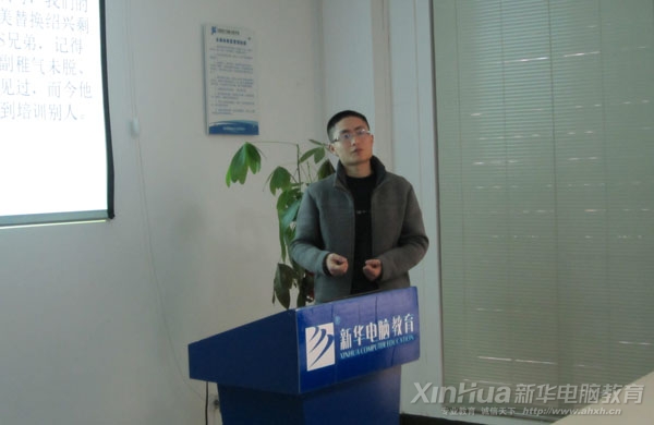 浙江八方人事經(jīng)理王先生向同學們做公司介紹