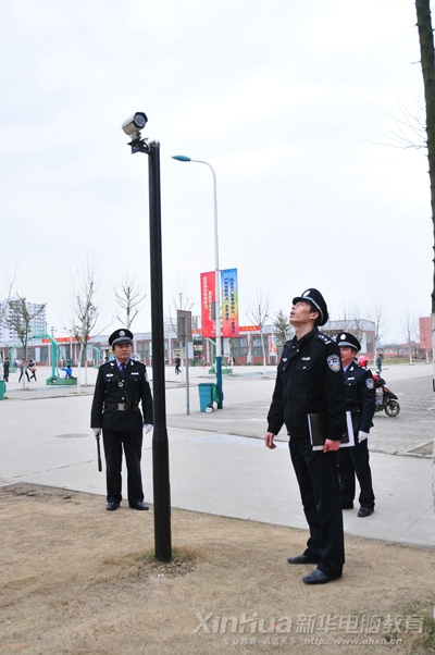 派出所民警正在檢查安徽新華電腦專修學院校園監控系統