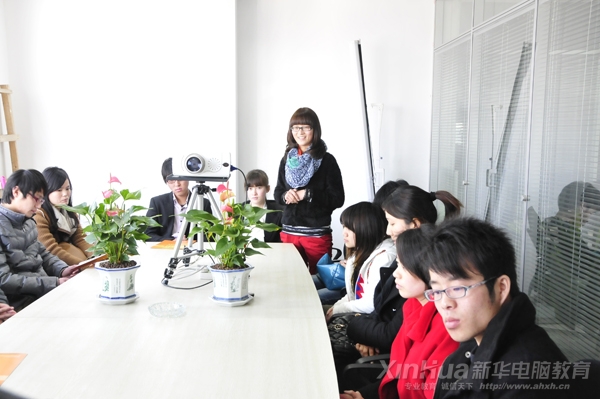 安徽新華電腦專修學院李曉慧同學正在陳述自己的設計作品