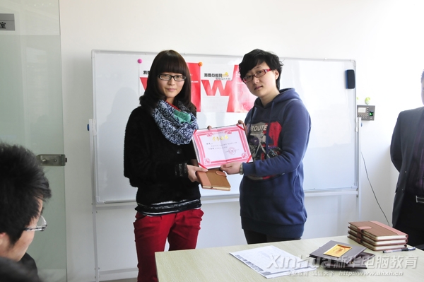 安徽宙泰信息技術有限公司馬經理正在給李曉慧同學頒發榮譽證書
